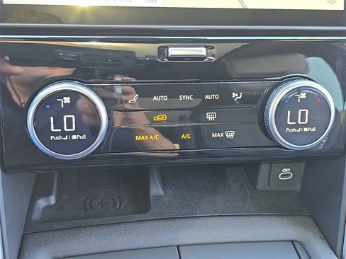 Used 2025 Land Rover Discovery S image 26