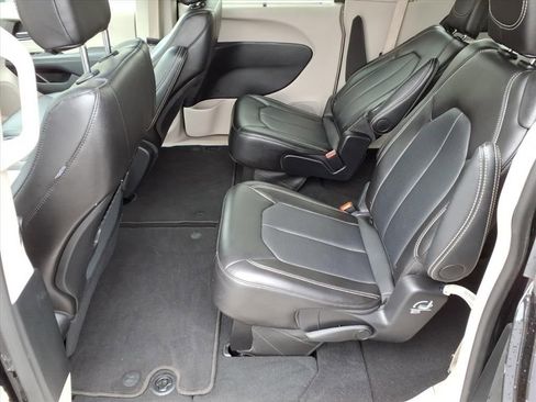 Used 2024 Chrysler Pacifica Touring-L image 10