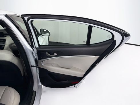 Used 2025 Genesis G70 2.5T RWD image 31