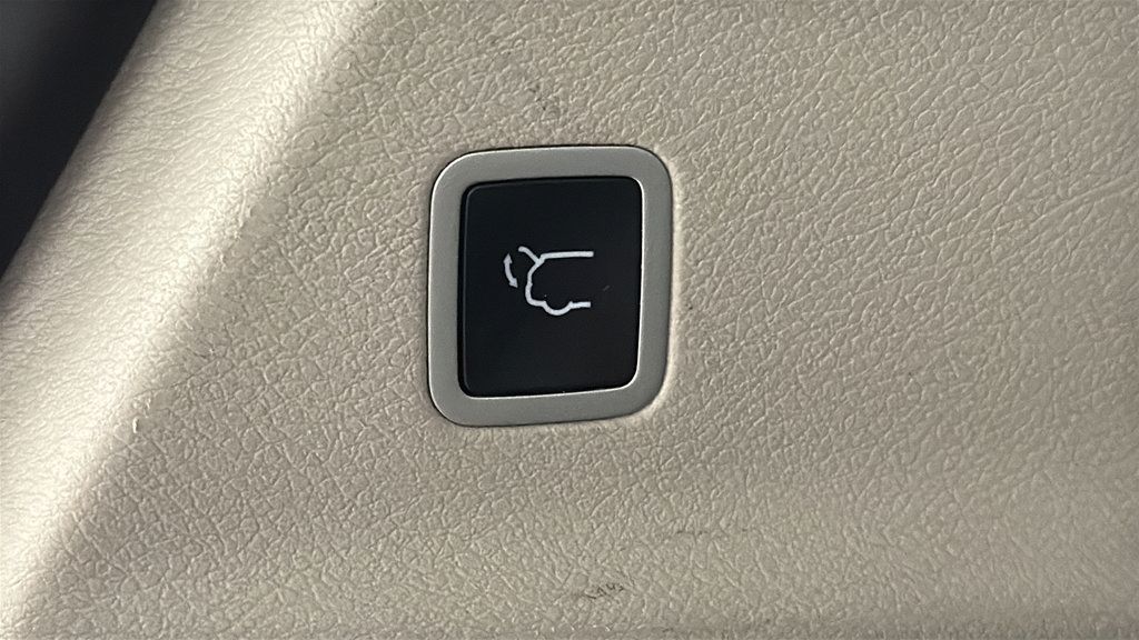 Used 2024 Chrysler Pacifica Touring-L FWD image 32