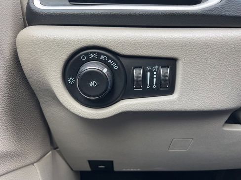 Used 2022 Chrysler Pacifica Touring-L image 27