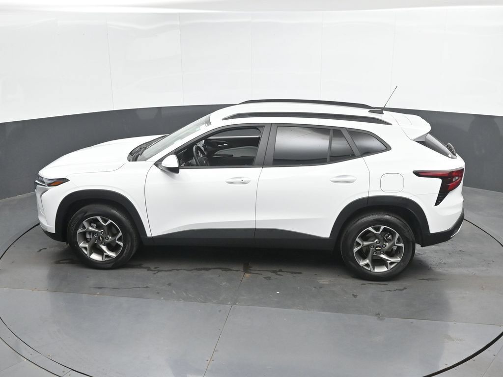 Used 2025 Chevrolet Trax LT w/ LT Convenience Package FWD image 39