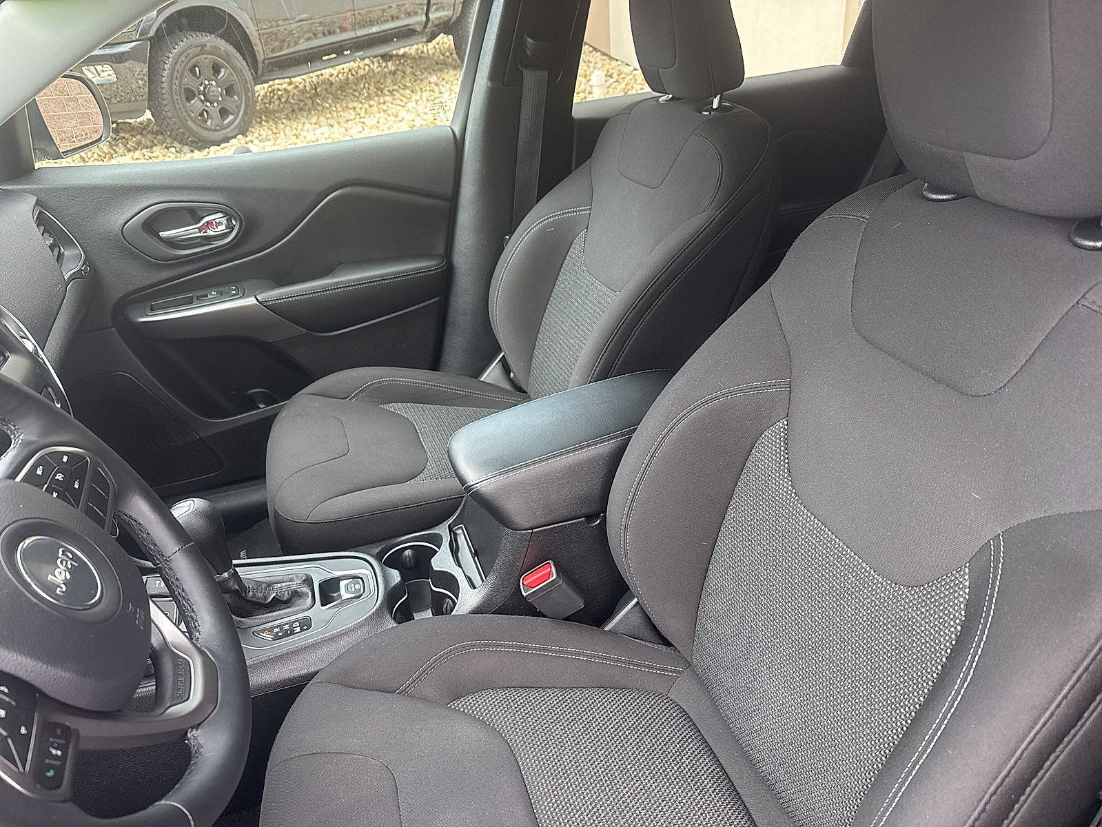 Used 2019 Jeep Cherokee Latitude w/ Cold Weather Group AWD/4WD image 34