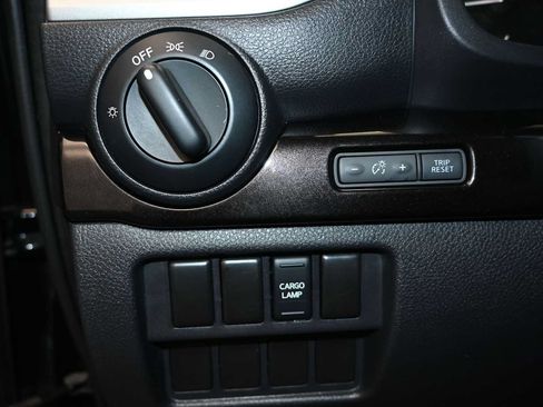 Used 2017 Nissan Titan SV AWD/4WD image 17
