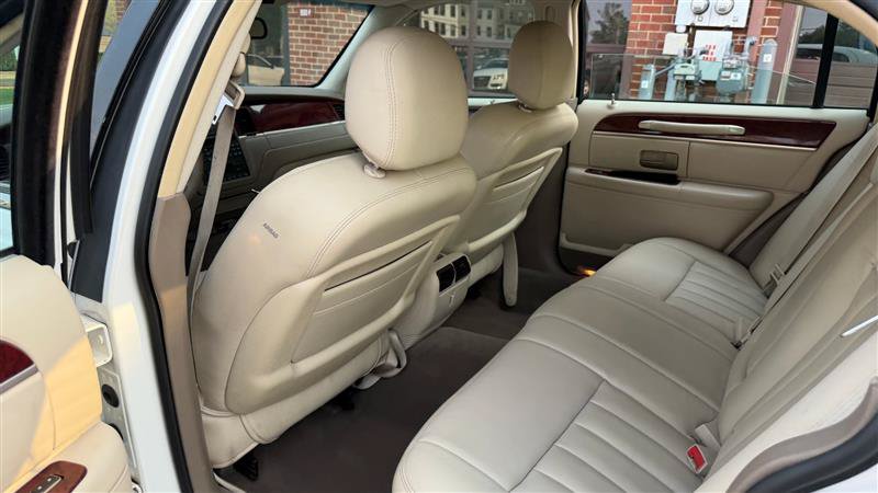 Used 2003 Lincoln Town Car Executive RWD image 18