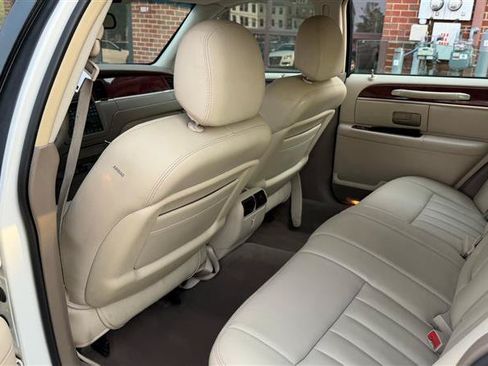Used 2003 Lincoln Town Car Executive RWD image 18