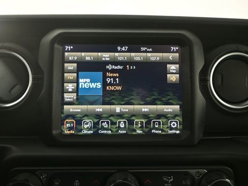 Used 2022 Jeep Wrangler Unlimited Sahara w/ Cold Weather Group image 27