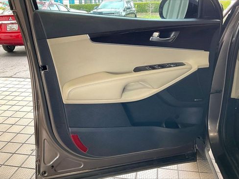 Used 2019 Kia Sorento EX w/ EX Touring Package image 2