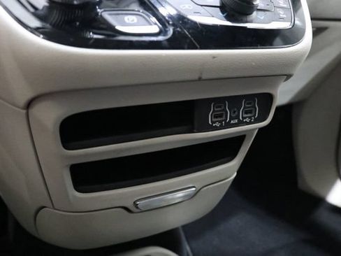 Used 2023 Chrysler Pacifica Touring-L FWD image 29