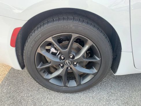 Used 2025 Chrysler Pacifica Limited FWD image 9