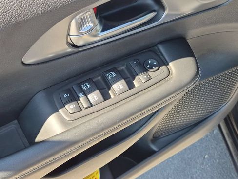 Used 2025 Chrysler Pacifica Select FWD image 13