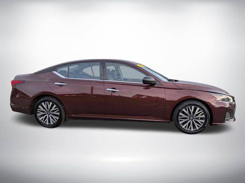 Used 2024 Nissan Altima 2.5 SV FWD image 3