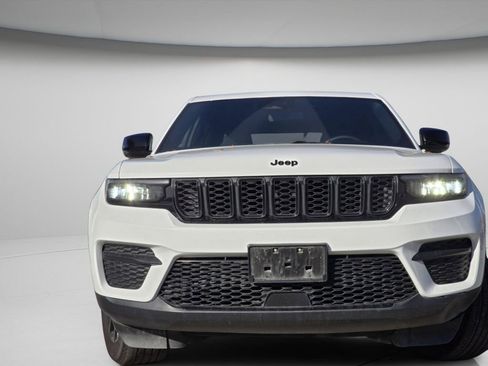 Used 2024 Jeep Grand Cherokee Altitude AWD/4WD image 3