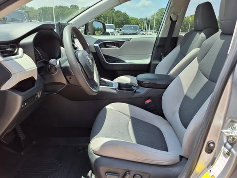 Used 2020 Toyota RAV4 XLE w/ Convenience Package FWD image 16