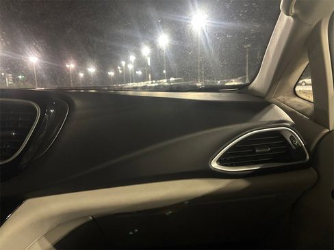 Used 2024 Chrysler Pacifica Touring-L image 16