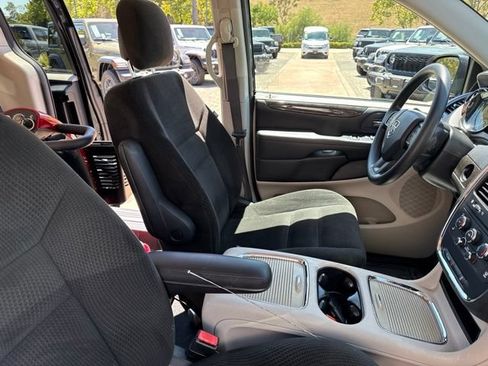 Used 2016 Dodge Grand Caravan SXT FWD image 22