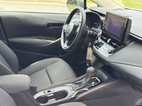 Used 2025 Toyota Corolla LE FWD image 9