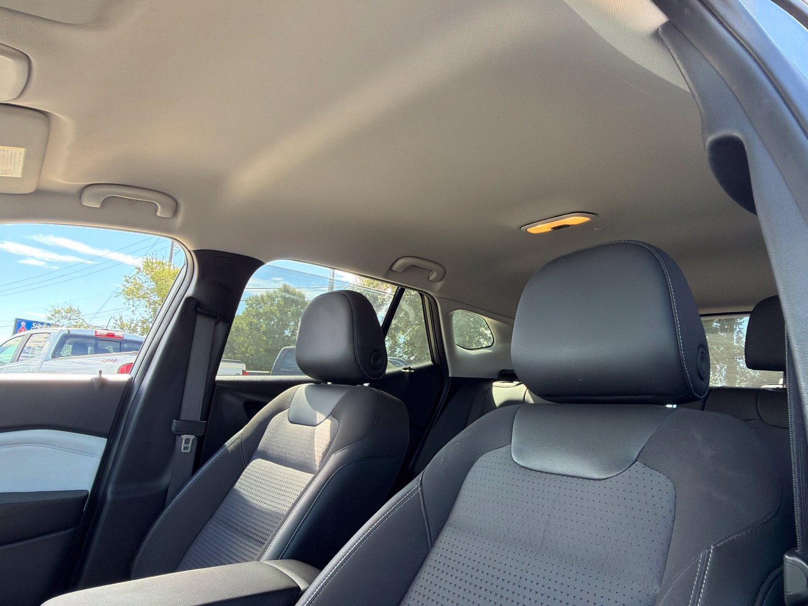 Used 2025 Chevrolet Trax LT FWD image 9