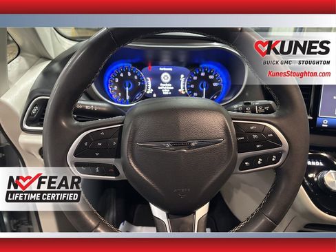 Used 2024 Chrysler Pacifica Touring-L image 25