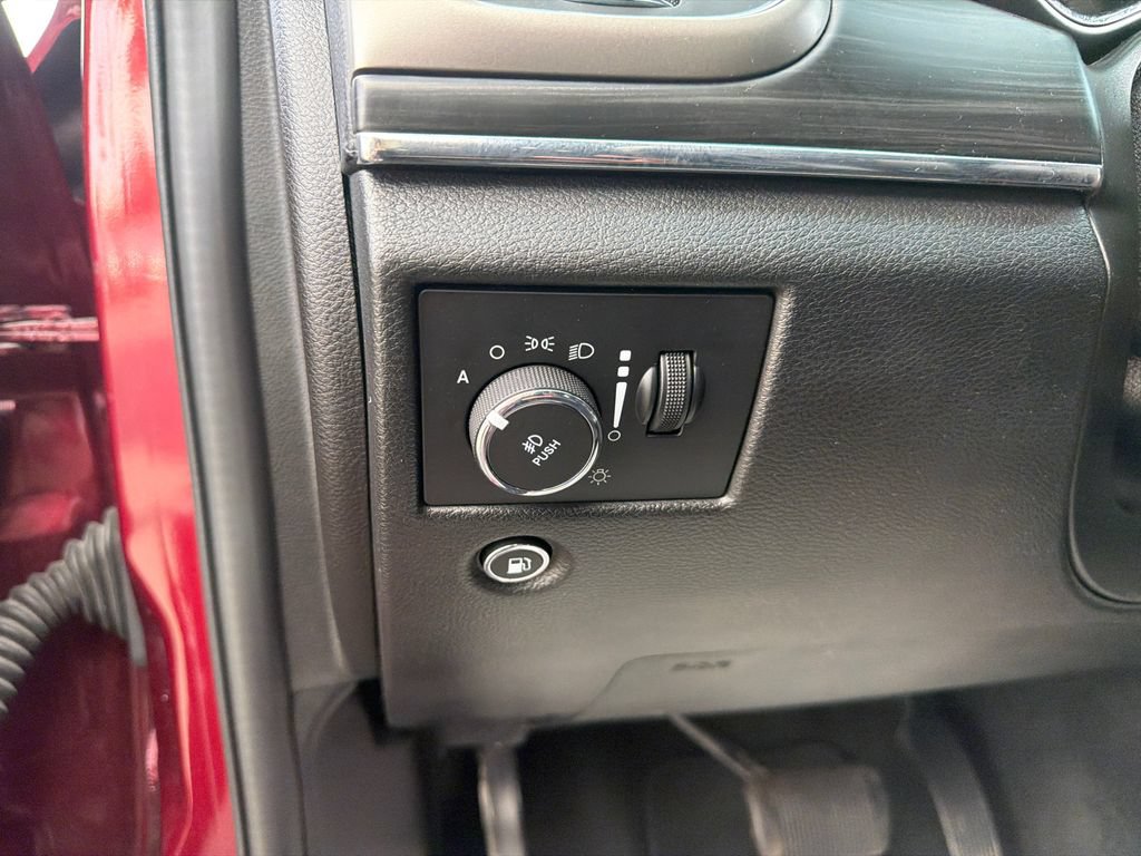 Used 2022 Jeep Grand Cherokee Limited w/ Tech Group AWD/4WD image 19