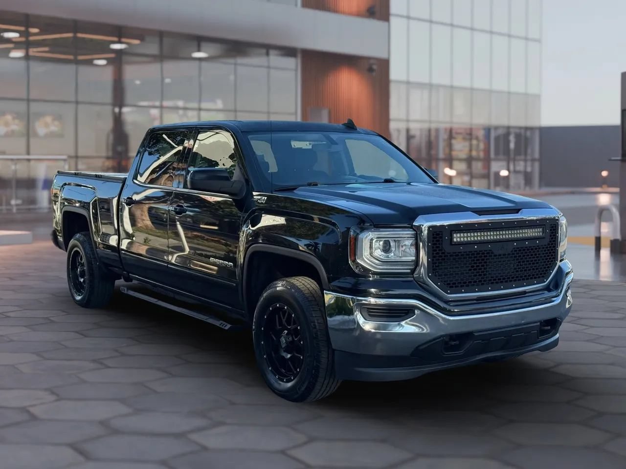 Used 2018 GMC Sierra 1500 SLE w/ Suspension Package, Off-Road AWD/4WD image 8
