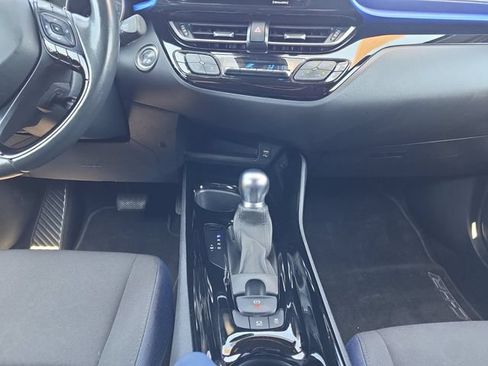 Used 2021 Toyota C-HR XLE FWD image 3