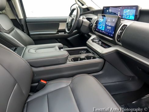 Used 2025 Ford Expedition Active AWD/4WD image 29
