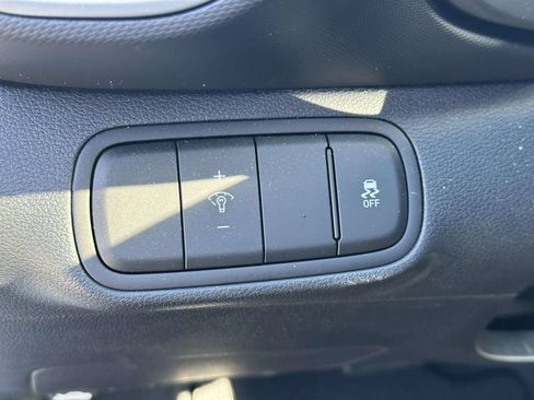 Certified 2025 Hyundai Venue SEL FWD image 20