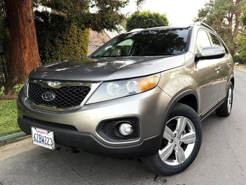 Used 2013 Kia Sorento EX w/ EX V6 Premium Pkg image 2