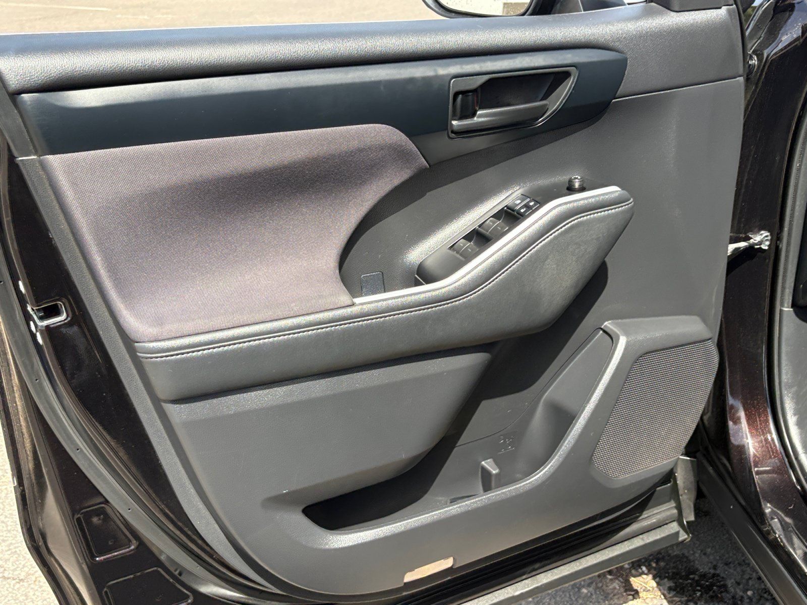 Used 2021 Toyota Highlander LE FWD image 13