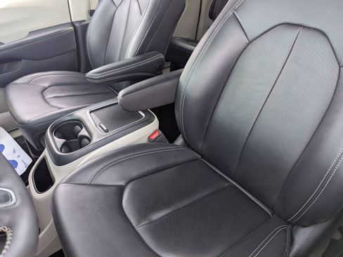 Used 2024 Chrysler Pacifica Touring-L image 18