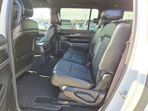 Used 2024 Jeep Wagoneer L Series III w/ Flexible Seating Group image 29