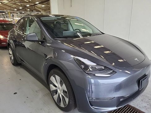 Used 2023 Tesla Model Y Long Range AWD/4WD image 3