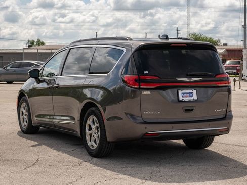 Used 2023 Chrysler Pacifica Limited FWD image 6