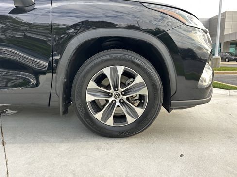 Certified 2024 Toyota Highlander XLE image 13