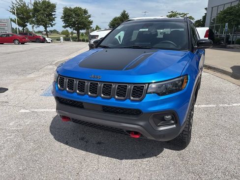 Used 2025 Jeep Compass Trailhawk AWD/4WD image 11