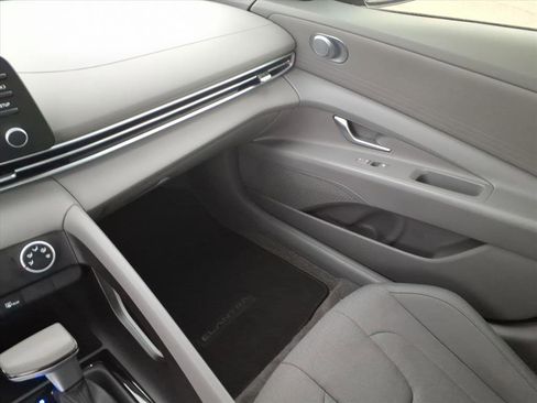Used 2025 Hyundai Elantra SE FWD image 32