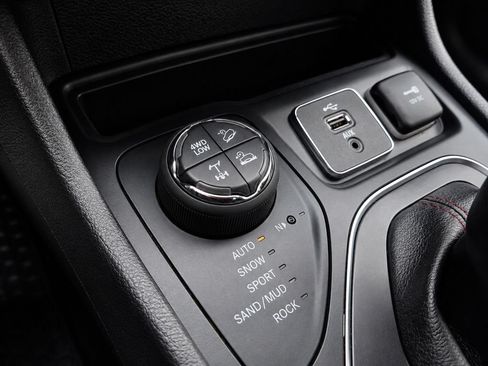 Used 2019 Jeep Cherokee Trailhawk w/ Cold Weather Group AWD/4WD image 15