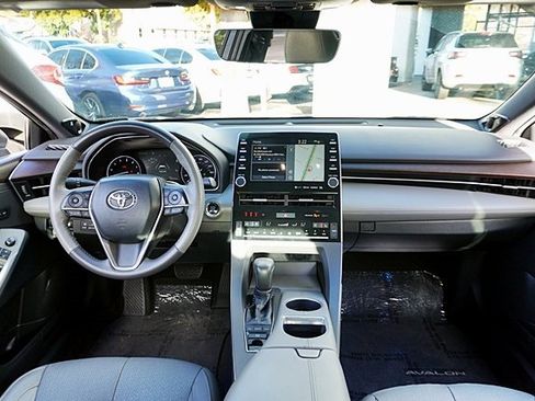 Used 2019 Toyota Avalon XLE image 18
