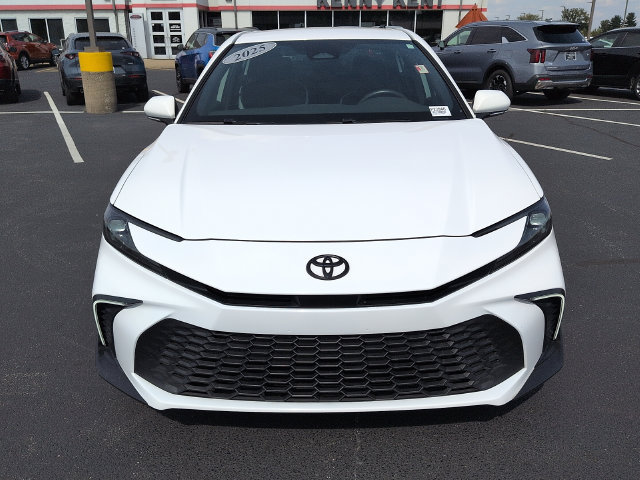 Used 2025 Toyota Camry SE FWD image 2