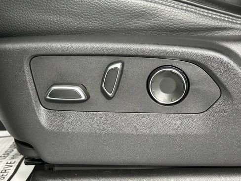 Used 2025 GMC Yukon XL Denali AWD/4WD image 32