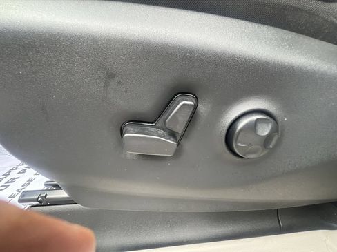 Used 2023 Chrysler Pacifica Touring-L AWD/4WD image 18