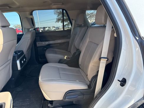 Used 2023 Ford Expedition XLT image 12