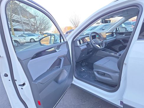 New 2026 Volkswagen Tiguan SE image 11