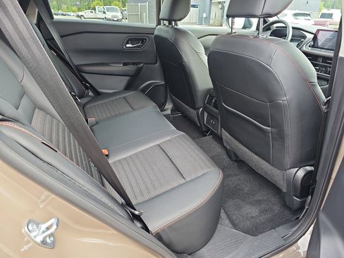 Used 2025 Nissan Rogue SV image 11