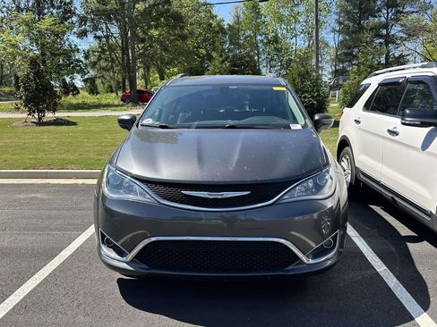 Used 2017 Chrysler Pacifica Touring-L image 2