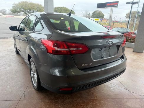 Used 2017 Ford Focus SE FWD image 4