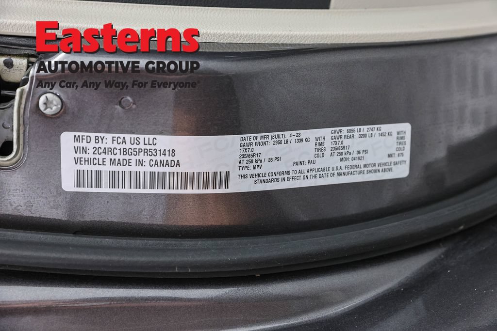 Used 2023 Chrysler Pacifica Touring-L FWD image 38