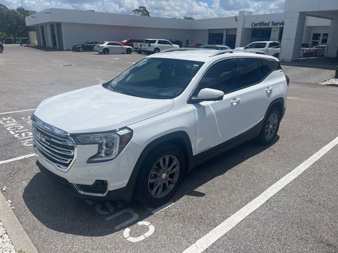 Used 2024 GMC Terrain SLT w/ Tech Package FWD image 2