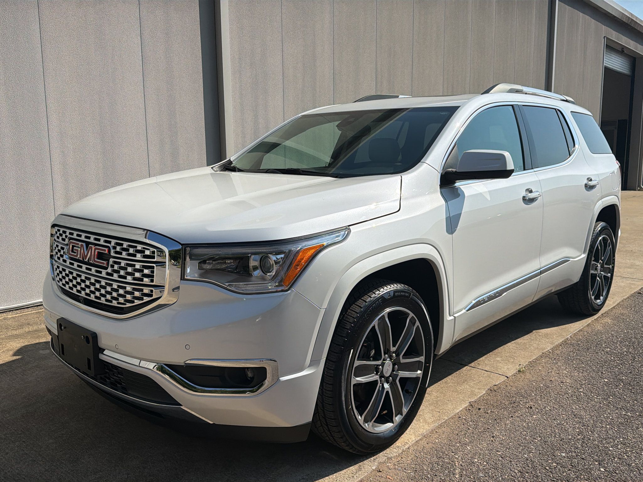 Used 2019 GMC Acadia Denali w/ Technology Package FWD image 8